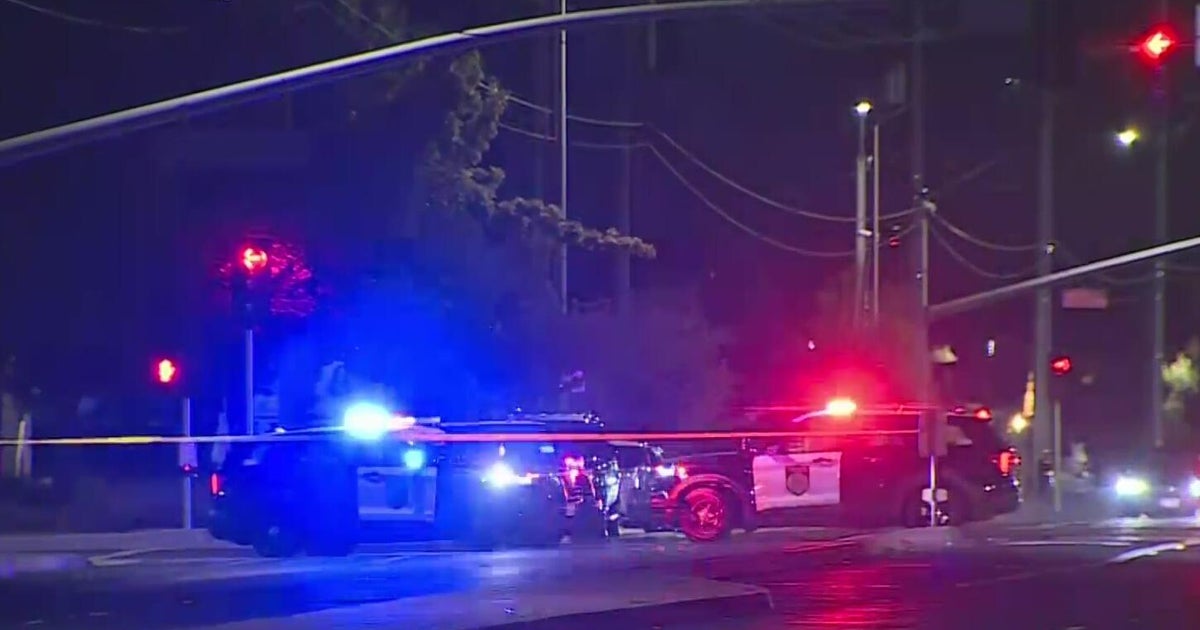 Suspect on the run after shooting on Sacramentos Meadowview Road leave 1 dead