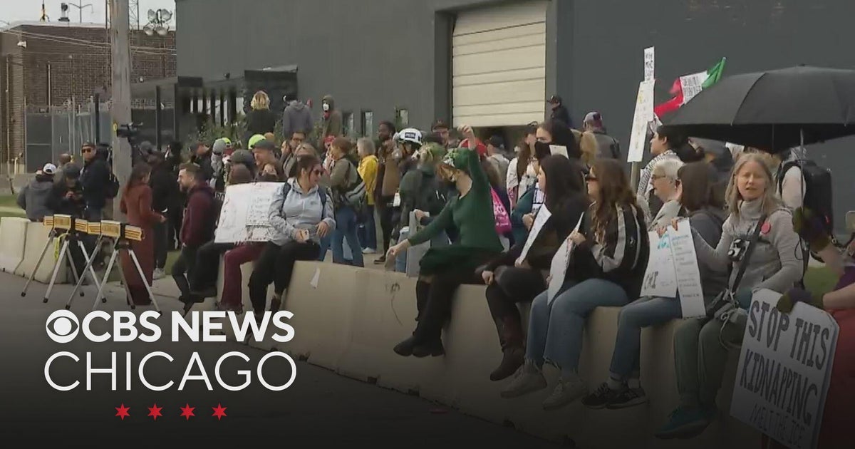 10 arrested at protest outside Broadview ICE facility - CBS Chicago