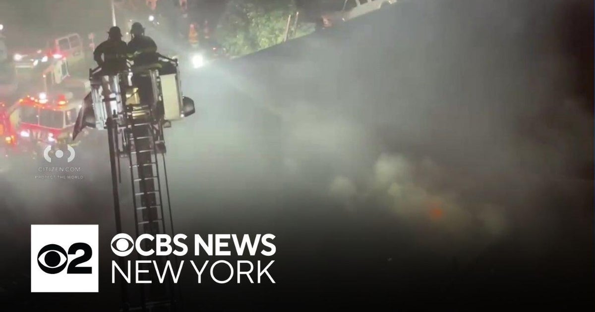 1 firefighter hurt in Brooklyn warehouse blaze - CBS New York
