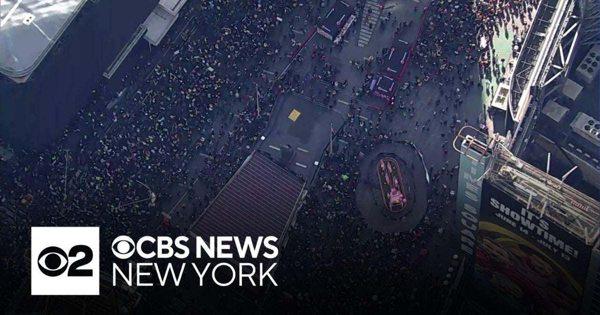 Protesters fill Times Square for "No Kings" march - CBS New York