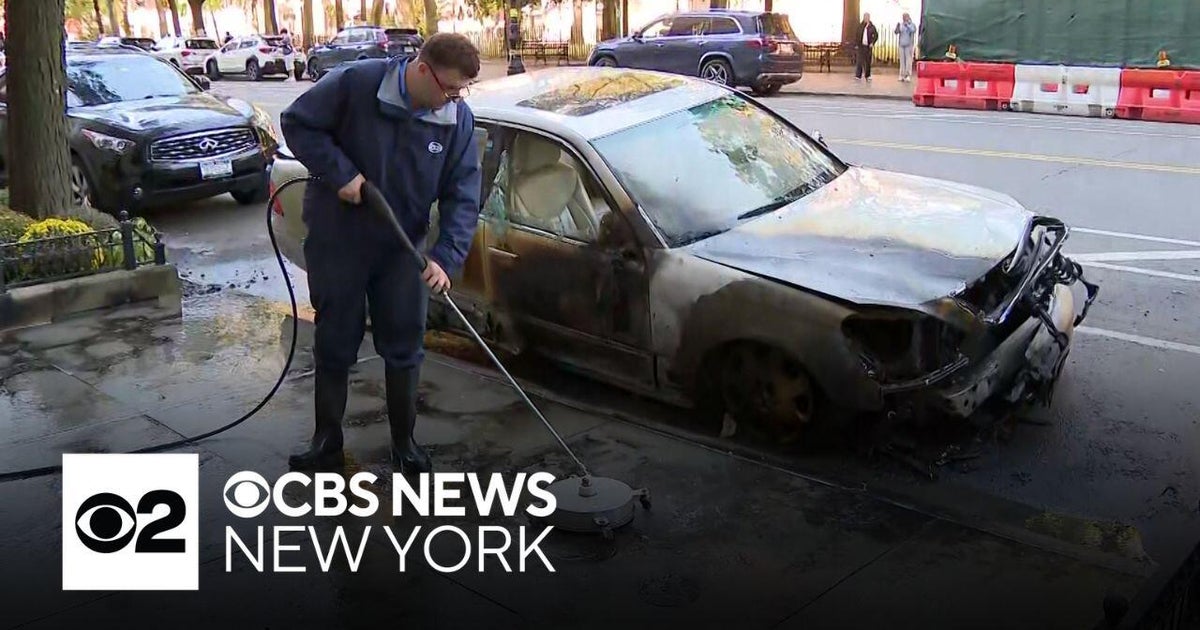 2 cars set on fire on Upper West Side - CBS New York