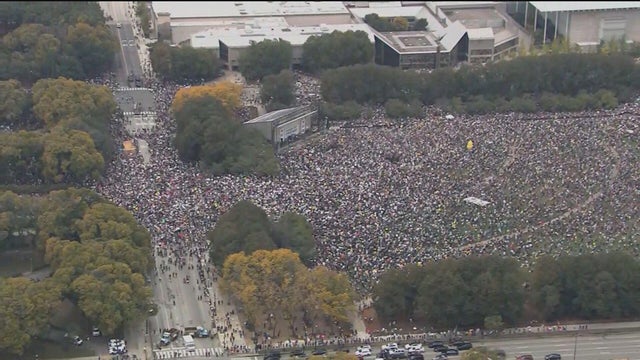 1018-no-kings-crowd.jpg 