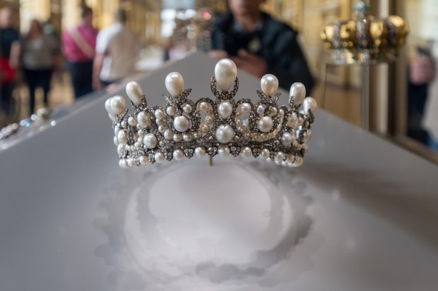 Jewels Stolen In Raid On Louvre Museum In Paris 