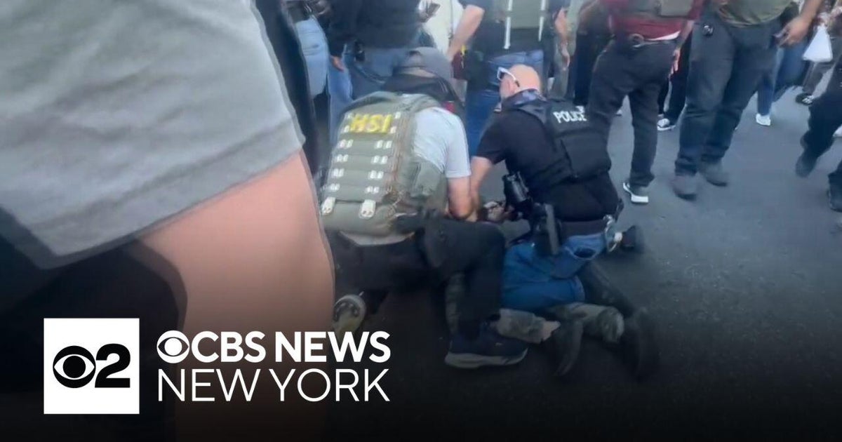ICE agents conduct raids on NYC's Canal Street - CBS New York