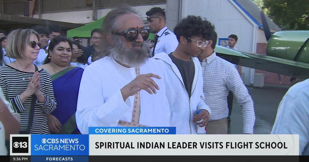Sri Sri Ravi Shankar visits flight school in Sacramento