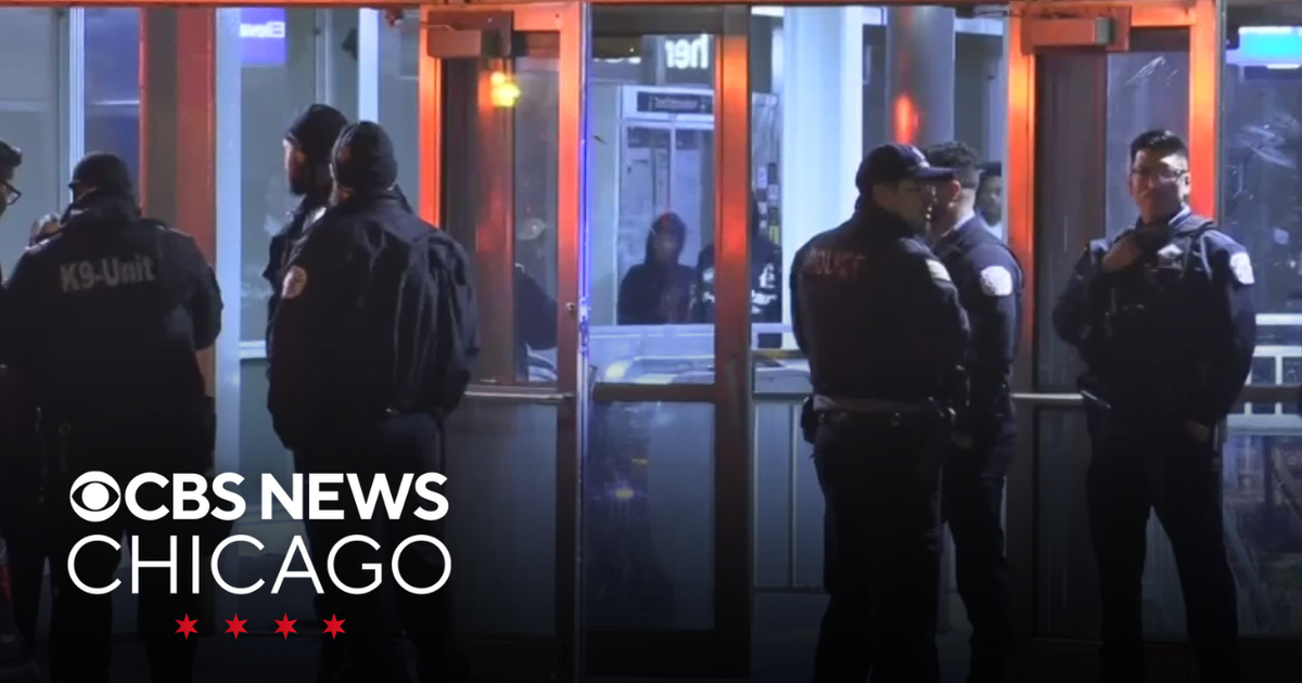 Man beaten by several people on CTA train - CBS Chicago