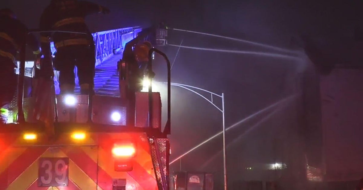 Fire rips through abandoned house in Chicago's Fuller Park neighborhood ...