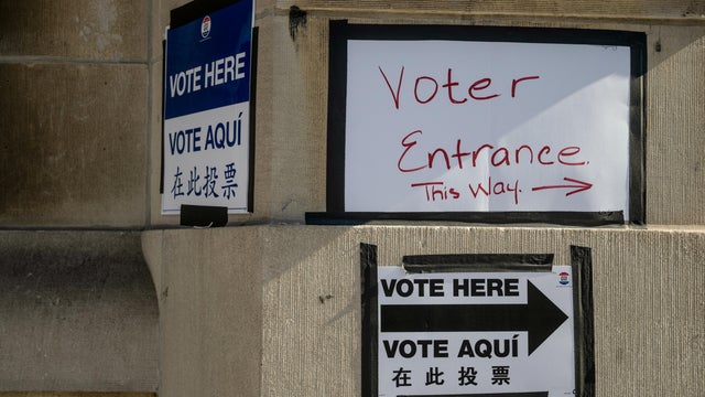 Signage points towards a polling station during early voting in the New York City mayoral election in the Brooklyn borough of New York, US, on Sunday, Oct. 26, 2025. 