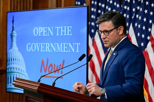 El presidente de la Cámara de Representantes, Mike Johnson, de Louisiana, habla durante una conferencia de prensa en el Capitolio de los Estados Unidos en Washington, D.C., el 3 de noviembre de 2025.
