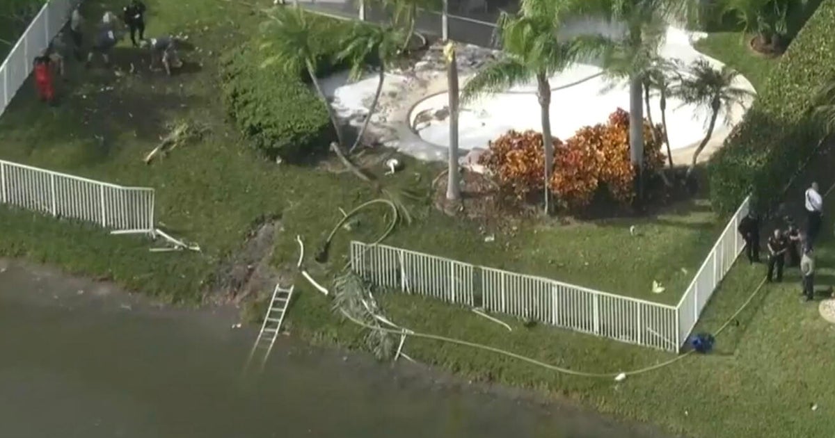 Broward emergency crews respond to small plane crash in Coral Springs neighborhood