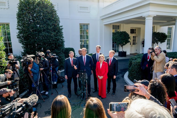 Os republicanos do Senado falam com membros da mídia após um almoço no Rose Garden da Casa Branca em Washington, DC, EUA, na terça-feira, 21 de outubro de 2025.