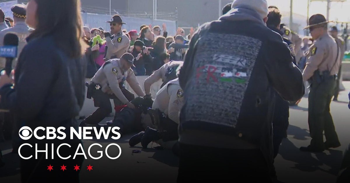 Clashes break out between protesters, police outside Broadview ICE ...