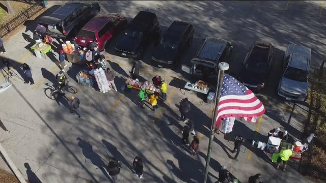 Cyclists helping food vendors 