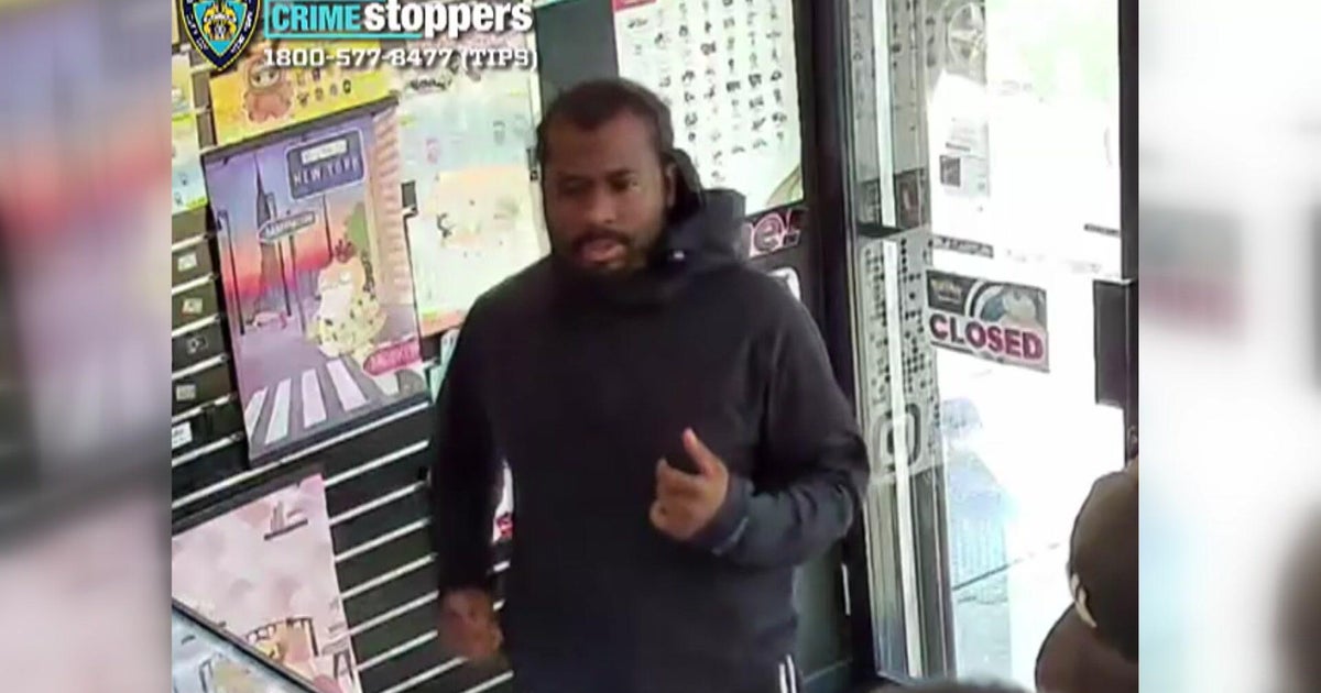 トム・ブレイディニューヨーク市ベースボールカード店窃盗容疑者が一連の同様の犯罪で指名手配されていると警察が発表