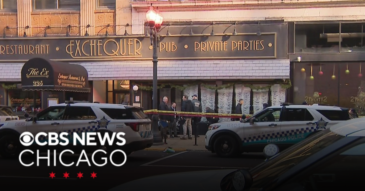 Man dies after found with puncture wound in the Loop - CBS Chicago