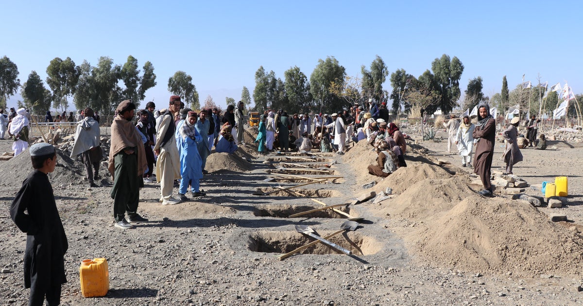 Afghan rulers vow response after Pakistani strikes kill 10 near border