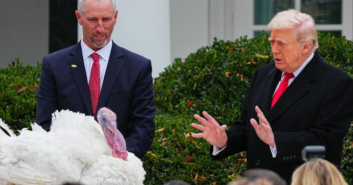 Trump slams Illinois Gov. JB Pritzker during Turkey pardon speech