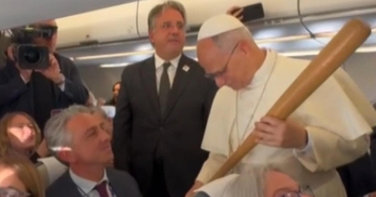 CBS News correspondent surprises Pope Leo with White Sox baseball bat gift
