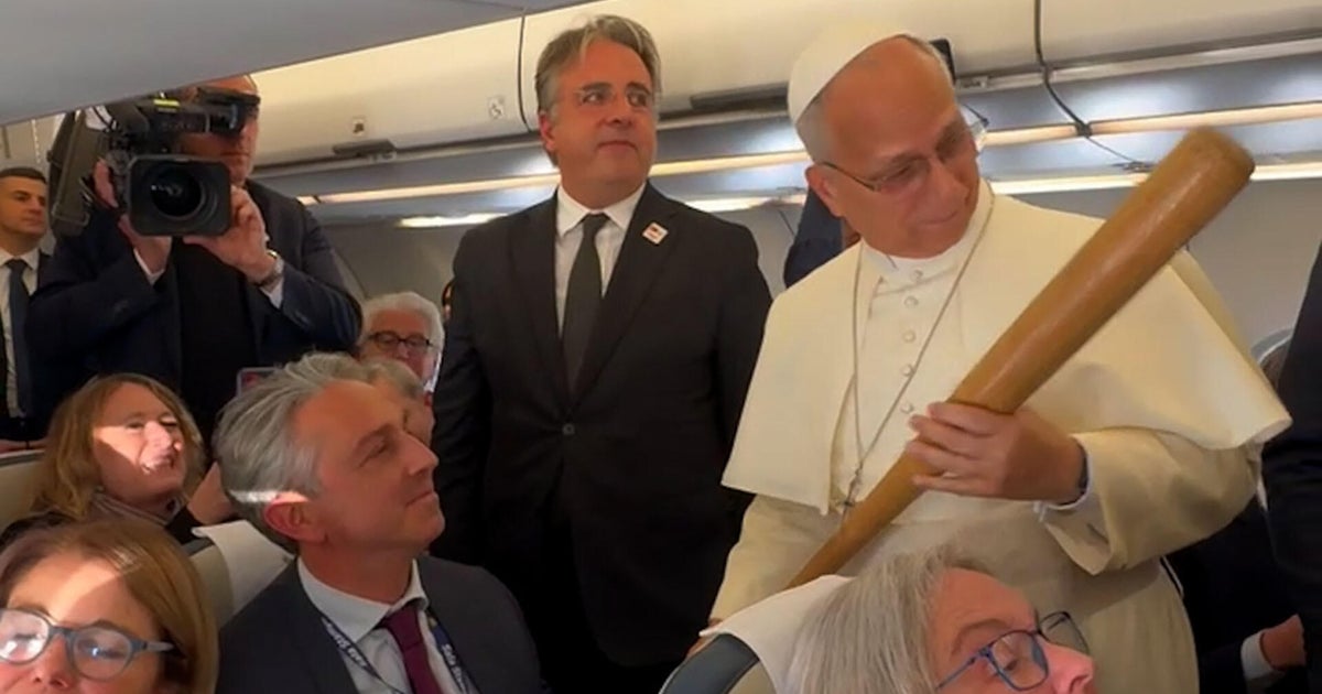 CBS reporter gifts Pope Leo a family heirloom White Sox bat on papal plane
