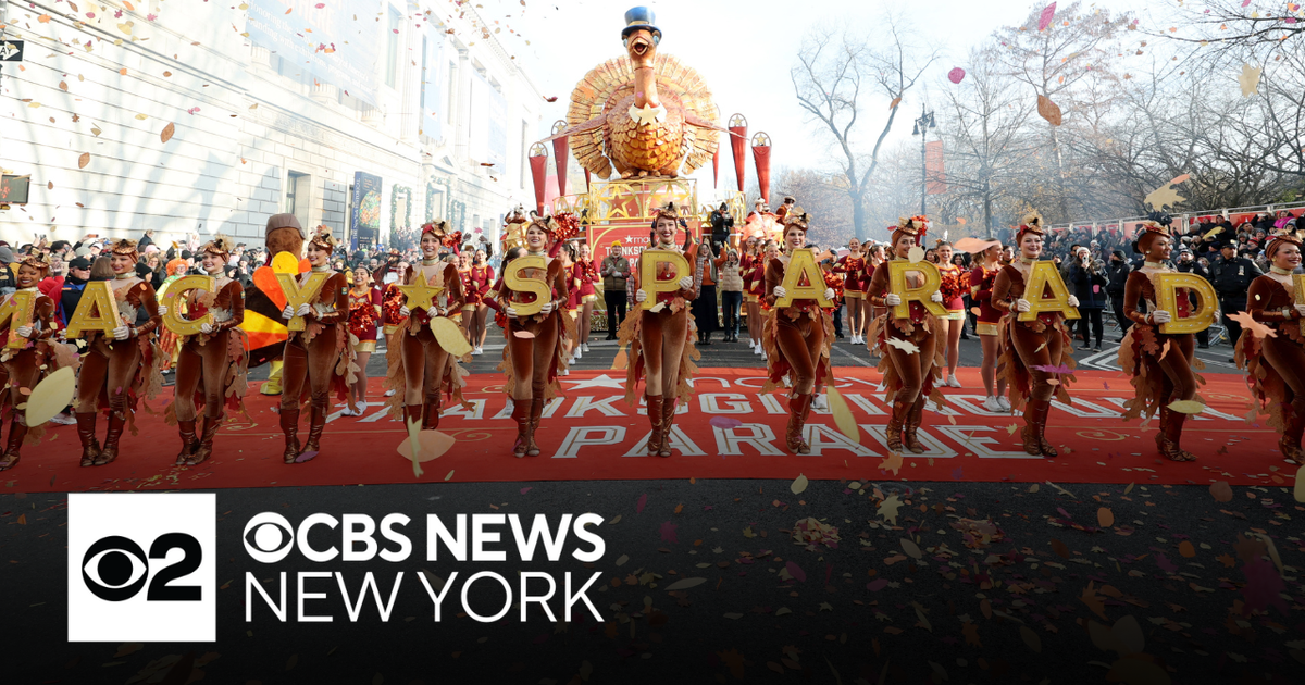 Crowds line up for Macy's Thanksgiving Day Parade in NYC - CBS New York