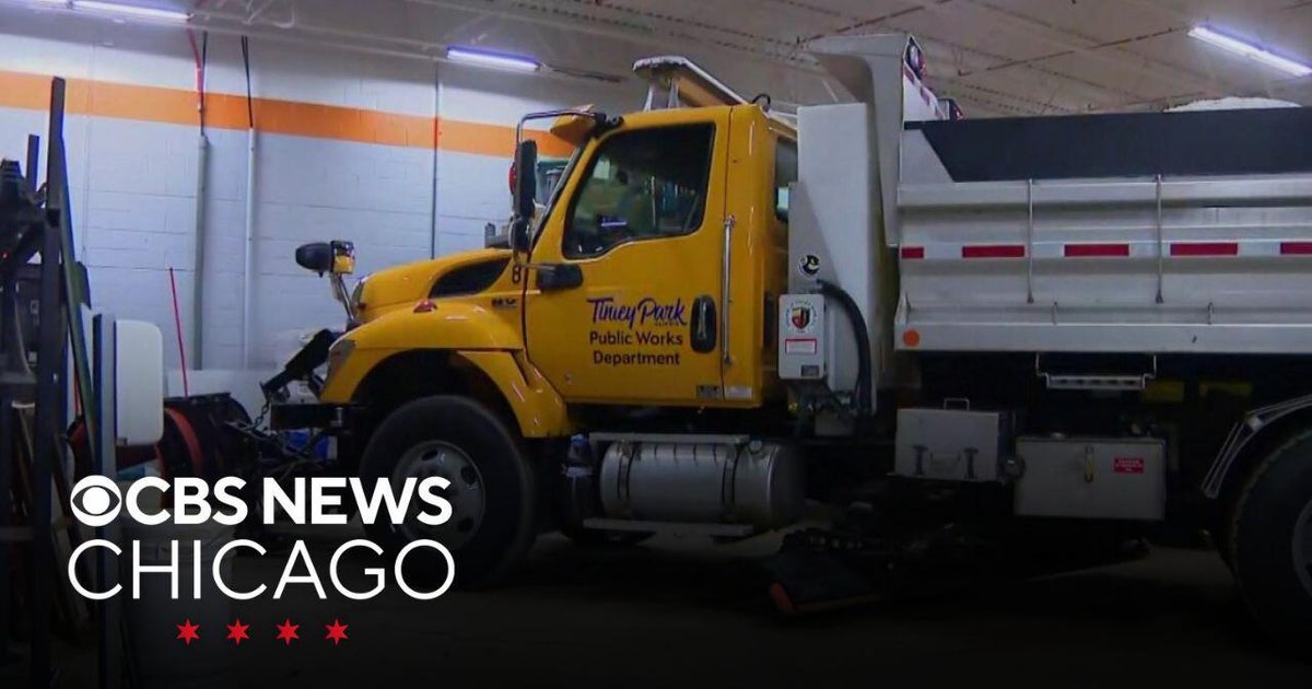 Snowstorm threatens holiday weekend travel in Chicago area