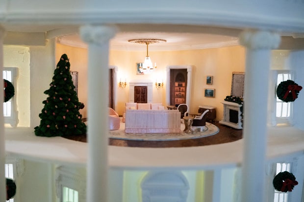 White House Christmas decorations - Gingerbread White House 