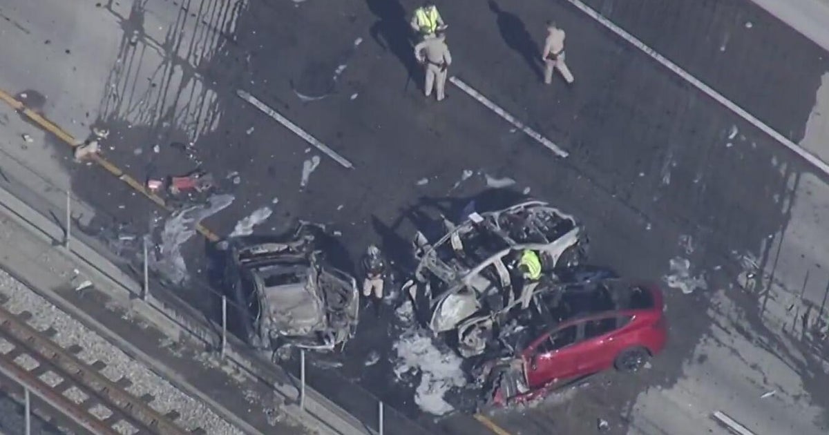 At least 2 dead in fiery crash involving Teslas in San Jose on Highway ...