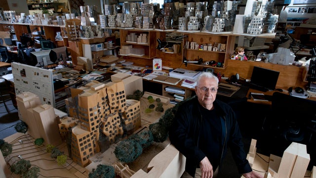 Frank Gehry discusses the Atlantic Yards Project for Brooklyn with the New York Daily News editorial board May 12, 2006. 