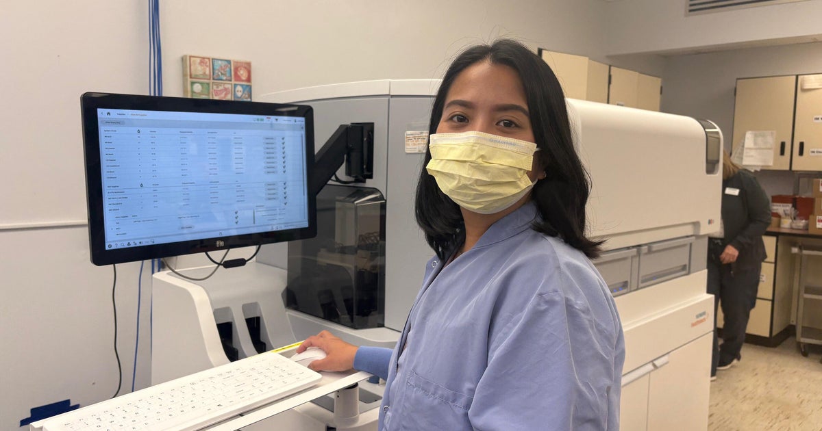 Беки Холцкам се опитва да наеме лабораторен техник в болница