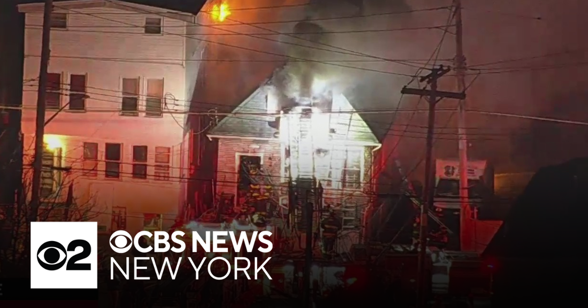 FDNY battles house fire on Staten Island - CBS New York