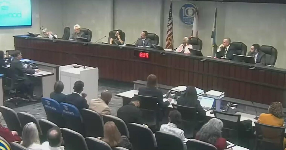 Hollywood city leaders approve controversial condo project – CBS News