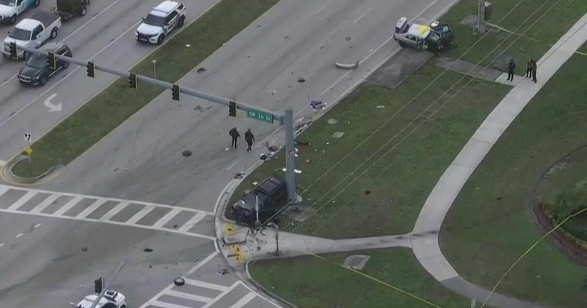 1 dead in two-vehicle crash in Davie – CBS News