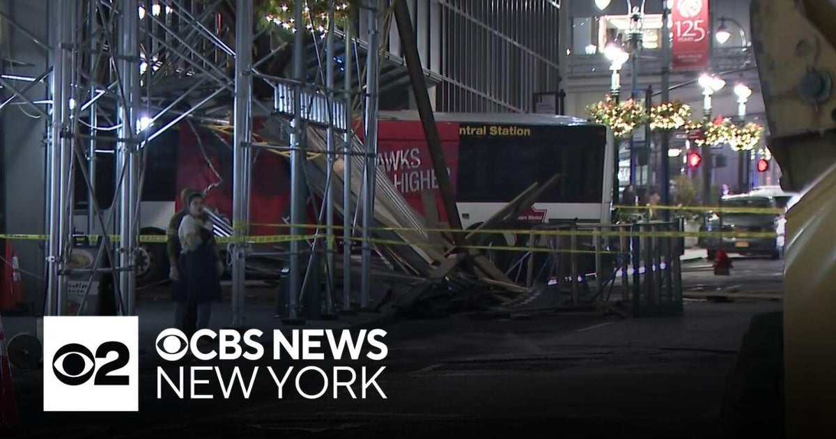 Bus crashes into scaffolding outside building in NYC - CBS New York
