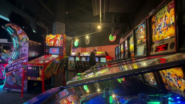 Gamers visit Pinball Pete's one more time before it relocates 