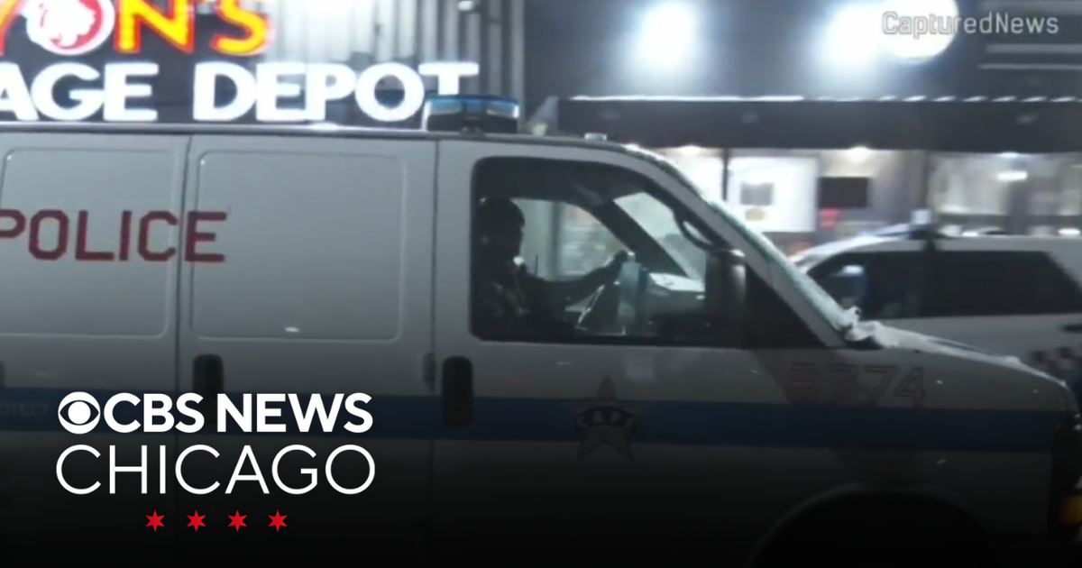 Man shot inside liquor store on Chicago's West Side - CBS Chicago