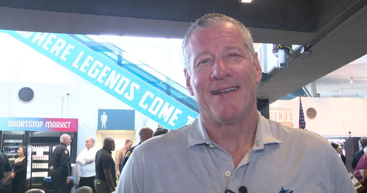 Marlins legend Jeff Conine congratulates Eliott Rodriguez on storied career