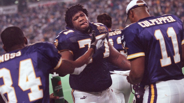 GENERAL INFORMATION: Korey Stringer photos from the 2000 seasonIN THIS PHOTO: Minnesota Vikings right tackle Korey Stringer, center, slaps hands with wide receiver Randy Moss, left, on the sidelines as he comes off the field during a game against Arizon 