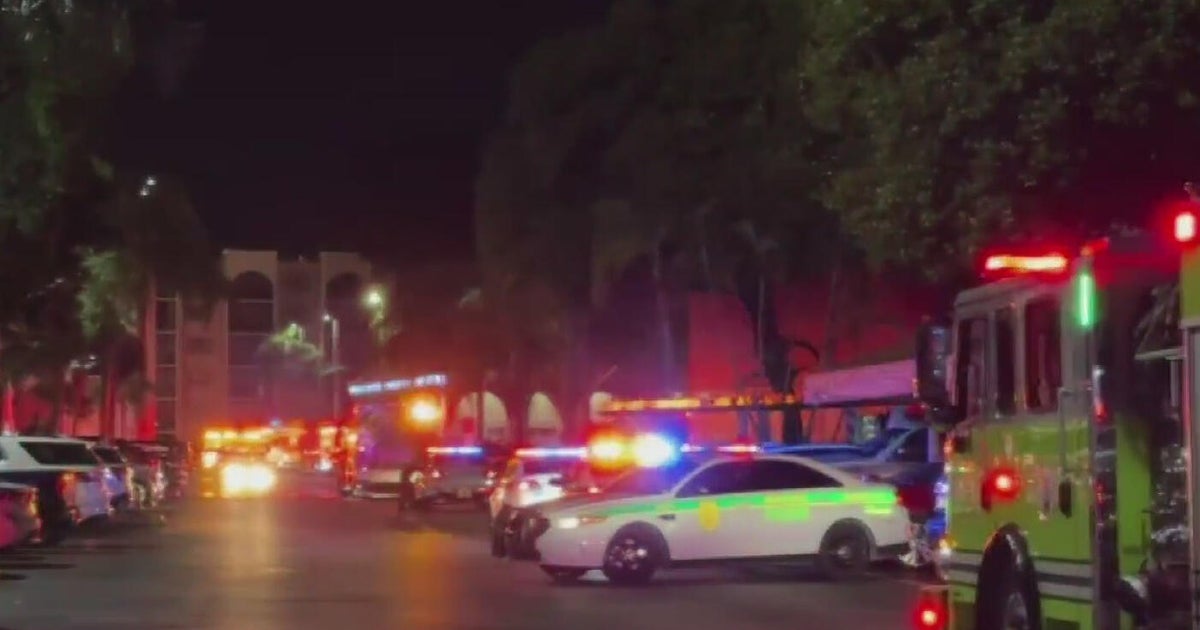 Miami-Dade fire crews race to extinguish apartment fire Wednesday morning