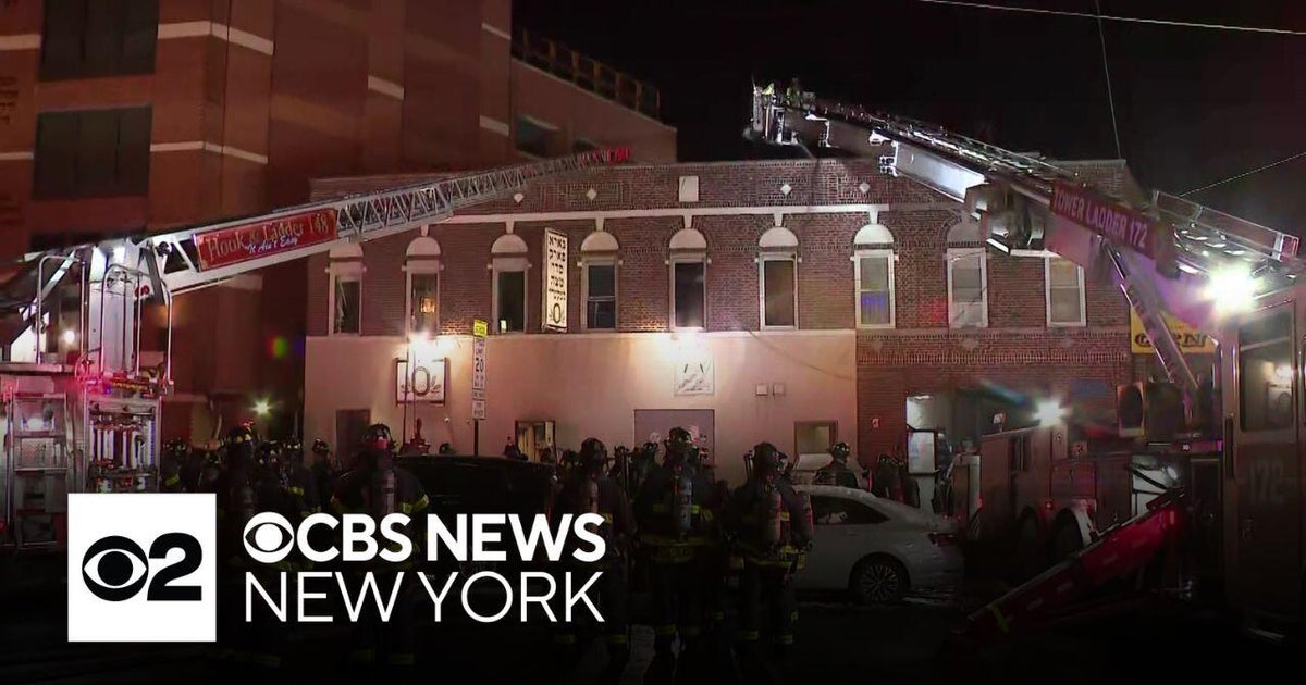 4 hurt in Brooklyn in Brooklyn matzo factory fire - CBS New York