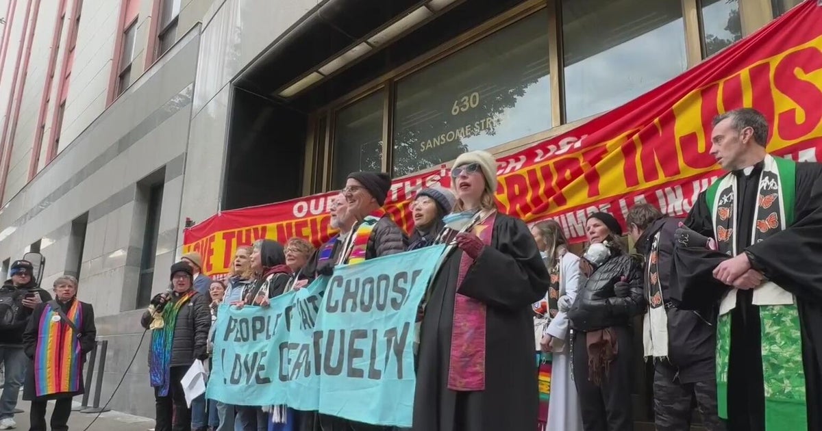 Protesters chain themselves to doors of ICE offices in San Francisco ...
