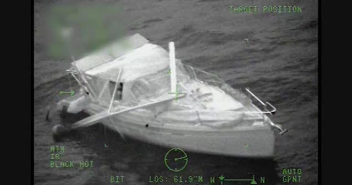 Video shows 2 boaters rescued after broken mast disables sailboat in rough waters off Tampa Bay coast, Coast Guard says