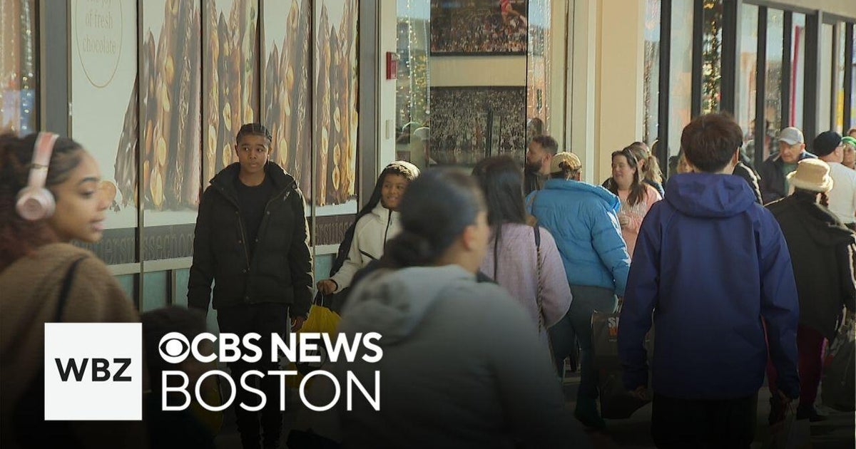 Last minute holiday shoppers flock to South Shore Mall in Braintree