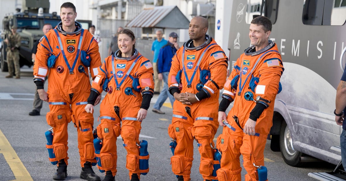 Четирима астронавти които се обучават да летят около Луната в