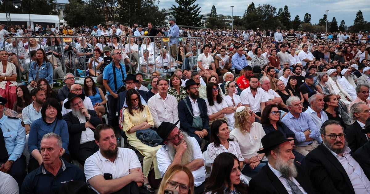 Thousands pay tribute to victims of Bondi Beach attack