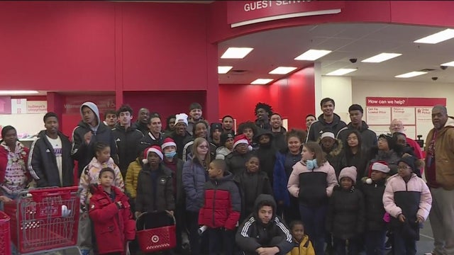 UIC men's basketball shopping trip with Homewood students 