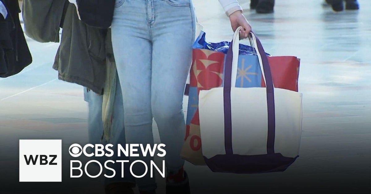 Last-minute shoppers scrambling to find Christmas gifts at mall