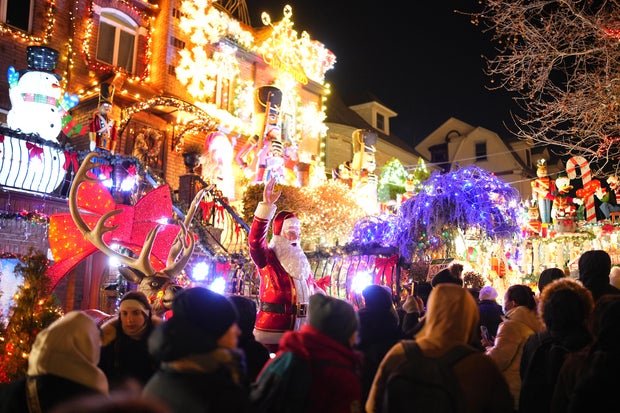 Crowds Revel In Christmas Atmosphere In New York 