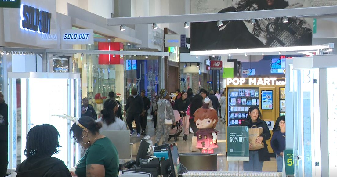 Maryland shoppers battle crowds for last-minute Christmas gifts