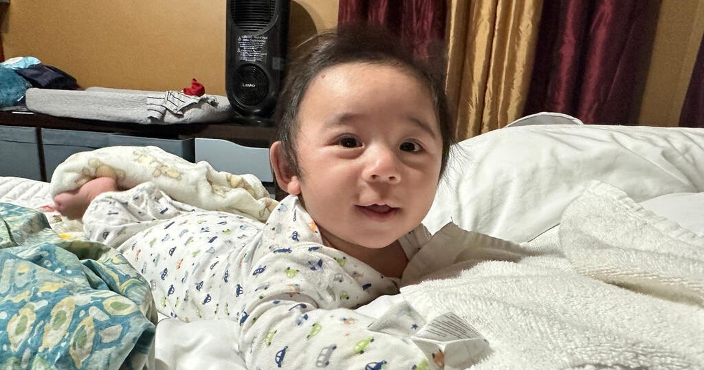 Бебето се противопоставя на всички шансове, след като расте извън утробата на майка си