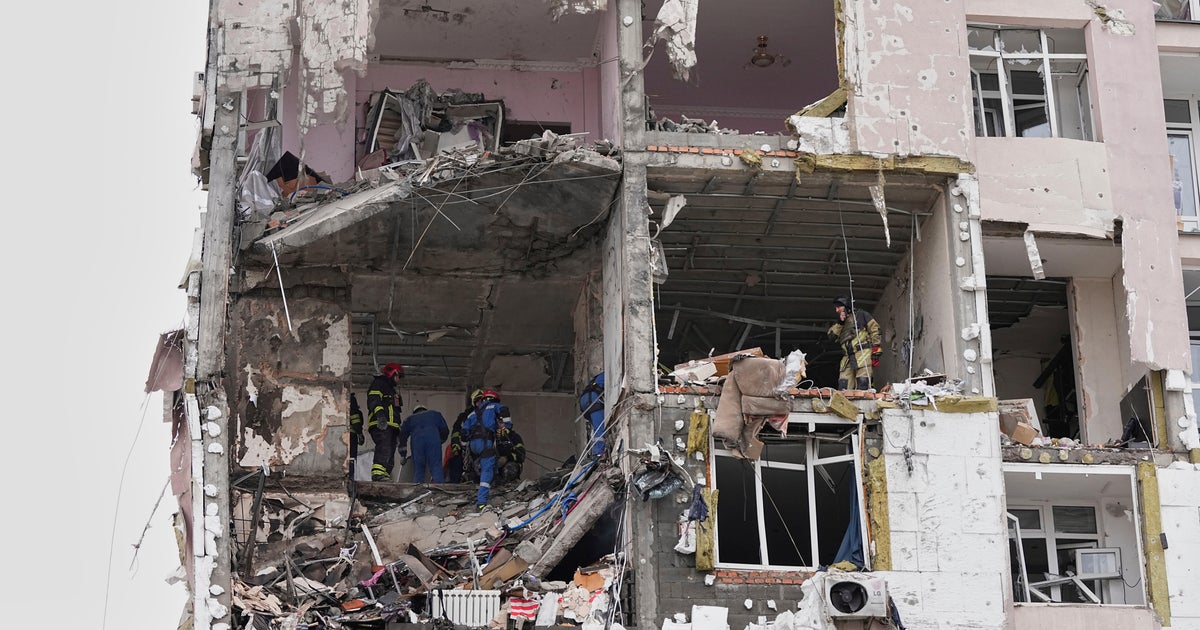 Руски удари убиха 1, раниха десетки в Украйна преди срещата Тръмп-Зеленски